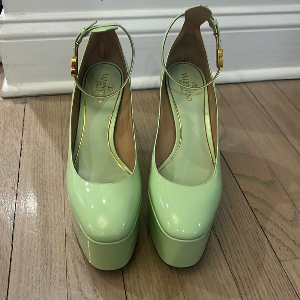 VALENTINO GARAVANI 
Tan-go Platform Pump